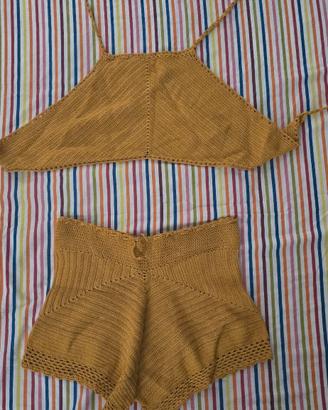 Vestiti all'uncinetto fatti a mano 