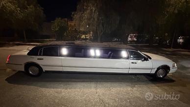 LIMOUSINE LINCOLN TOWN CAR