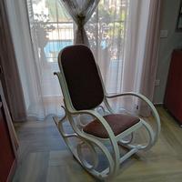 sedia a dondolo in legno bianco 