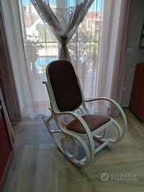 sedia a dondolo in legno bianco 