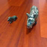 Due oggetti in malachite fatti a mano