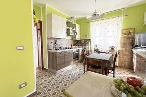 QUADRILOCALE LIBERO SU TRE LATI CON BOX AUTO