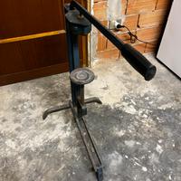 Macchina tappatrice a colonna