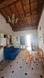 stile casale , travi, camino, balcone 