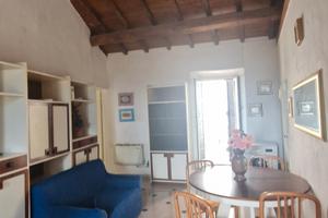 stile casale , travi, camino, balcone 
