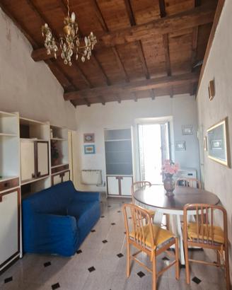 stile casale , travi, camino, balcone 