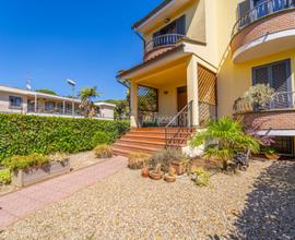 VILLA CAPOSCHIERA IN CONTESTO PRIVATO