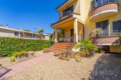 VILLA CAPOSCHIERA IN CONTESTO PRIVATO