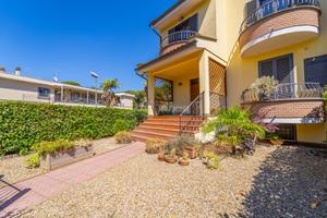 VILLA CAPOSCHIERA IN CONTESTO PRIVATO