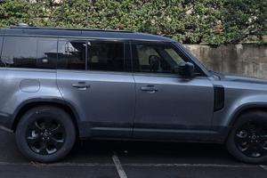 Land Rover Defender 110 3.0D 249CV HSE – Black Pac