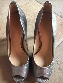 Scarpa stiletto marca Guess.