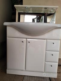 mobile da bagno con specchiera