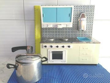 CUCINA LATTA VINTAGE ANNI 50/60 CON PENTOLA