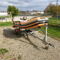 Gommone, carrello stradale e motore