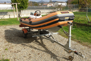 Gommone, carrello stradale e motore