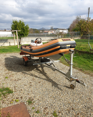 Gommone, carrello stradale e motore