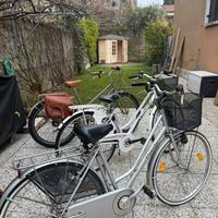Tre bicicletta in blocco