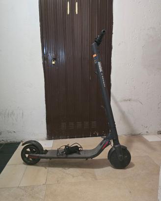 monopattino elettrico ninebot es2