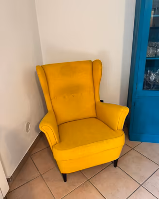 Poltrona IKEA STRANDMON gialla senape