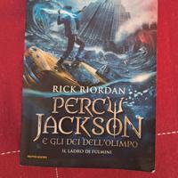 Libro PERCY JACKSON molto interessante thriller 