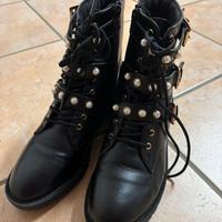 Stivaletti neri con perline