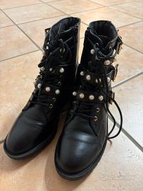 Stivaletti neri con perline