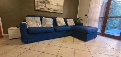 Divano letto con penisola.