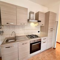 Cucina completa di forno frigorifero e congelatore