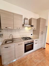 Cucina completa di forno frigorifero e congelatore