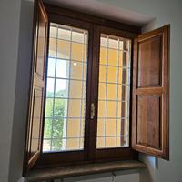 Finestra legno con scuri 