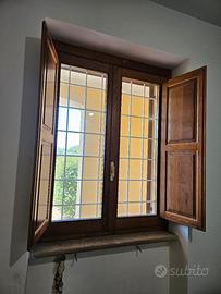 Finestra legno con scuri 