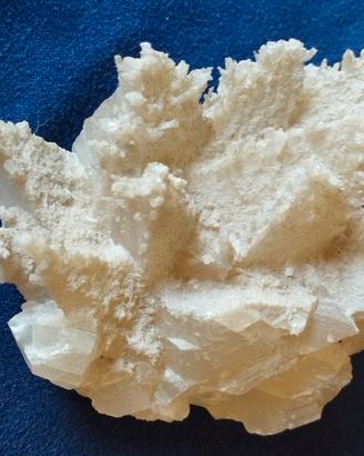 Calcite trigonale cristalli su matrice (Marocco)