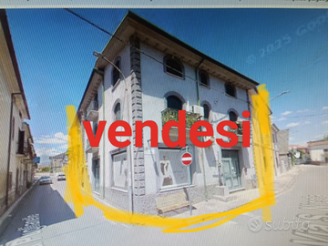 Abitazione autonoma com locale commerciale