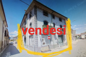 Abitazione autonoma com locale commerciale