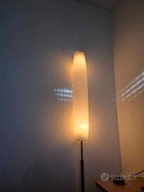 Lampada da terra con regolazione luci