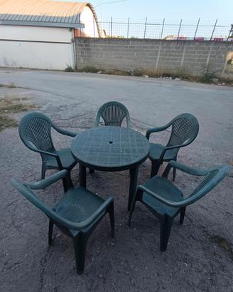 Tavolo e sedie in plastica 