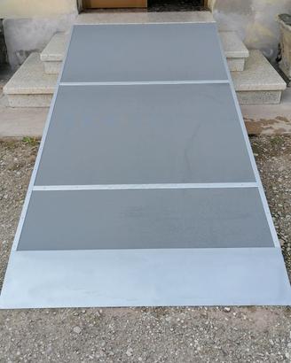 Pedana nuova fatta di ferro zincato e legno