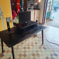 Scrivania o tavolo da cucina