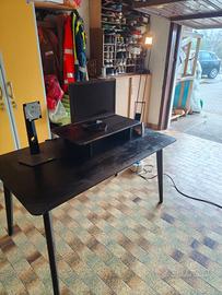 Scrivania o tavolo da cucina