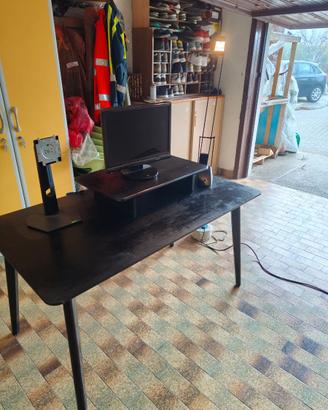 Scrivania o tavolo da cucina