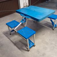 Tavolino pieghevole con sedie