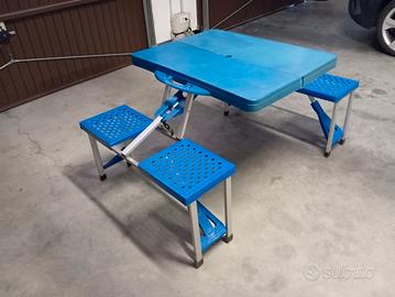 Tavolino pieghevole con sedie