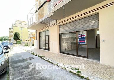 LOCALE COMMERCIALE TRASFORMABILE IN DUE UNITÀ ABIT