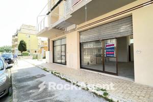 LOCALE COMMERCIALE TRASFORMABILE IN DUE UNITÀ ABIT