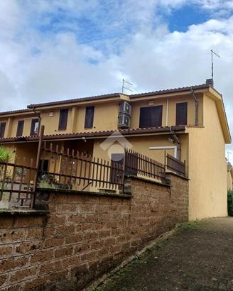 VILLA A SCHIERA A NEPI