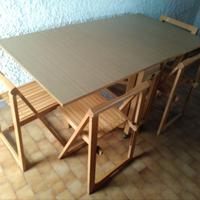 Tavolo pieghevole salvaspazio con 4 sedie.