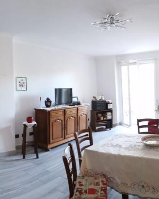 VETRINETTA CREDENZA TAVOLO SEDIE DIVANO