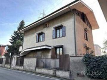 Immobile in asta di 437 m² con più di 5 locali a C