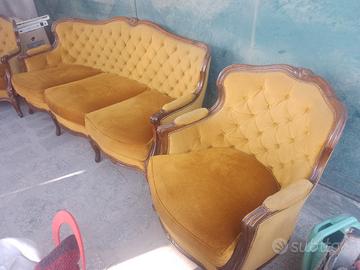 Divano tre posti in velluto più due poltrone 