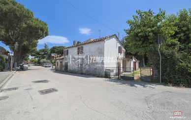 TERRACIELO INDIPENDENTE CON GIARDINO DI PROPRIETÀ